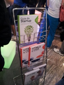 Guia da Startup no stand da Casa do Código